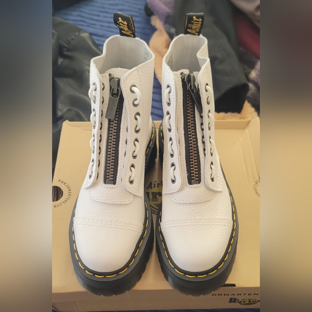 (SOLD) New Dr. Martens size 7